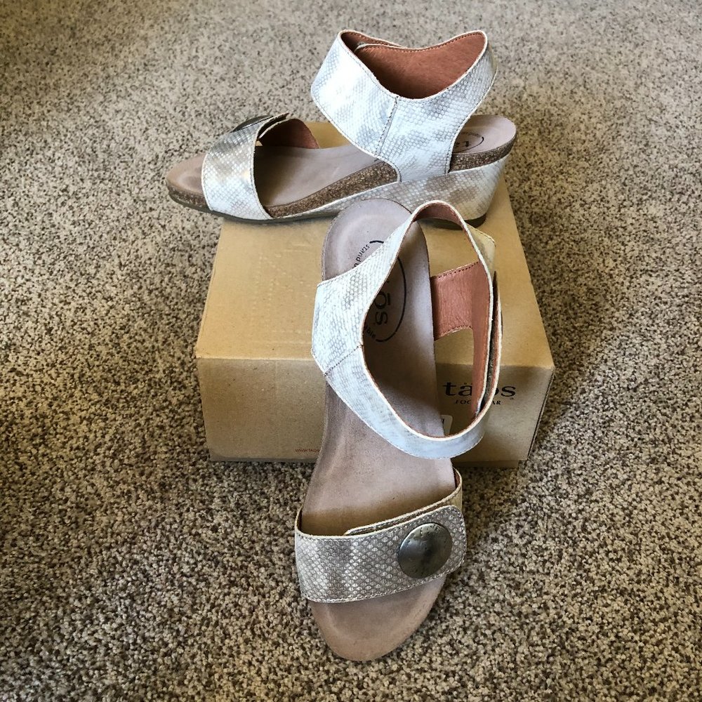 NEW Taos Carousel 2 Metallic Wedge 8-8.5 US, 39 EU